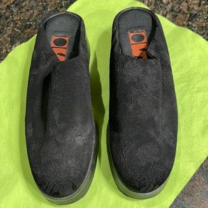 Inspired Soles by Arteffects. Size 8 1/2. Black cloth mule